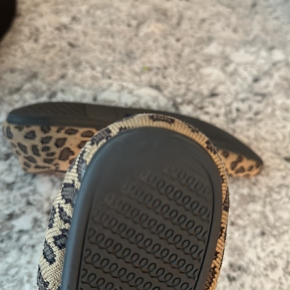 GUC Authentic Rothys - Picture 4 of 6